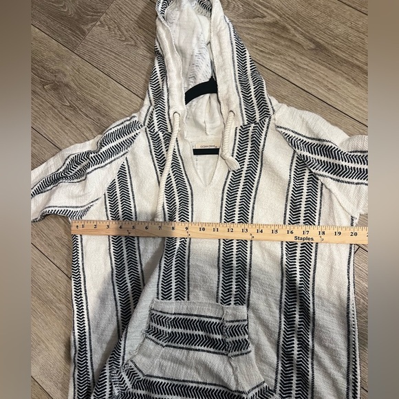 Ocean Drive V-Neck White and Black Sweater - Picture 10 of 11